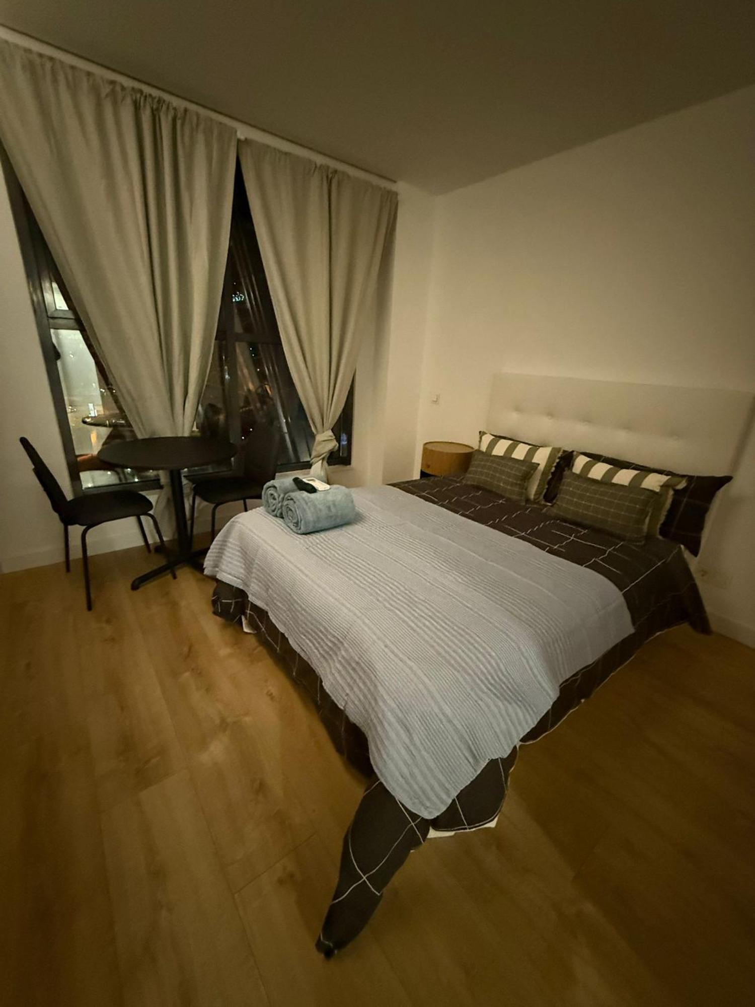 To Room Madrid Castellana Exteriör bild